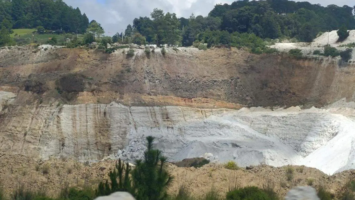 Puebla – Agua de arroyos se torna lechosa; medio siglo de minería a cielo abierto agota y contamina manantiales de la Sierra Norte de Puebla (El Sol de Puebla)