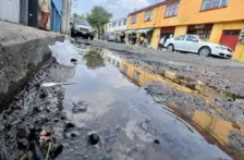 Estado de México – Fuga de agua cumple 20 días sin reparación en Toluca; vecinos piden una solución (El Sol de Toluca)