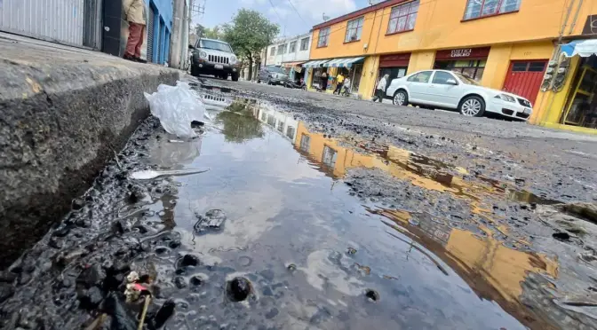Estado de México – Fuga de agua cumple 20 días sin reparación en Toluca; vecinos piden una solución (El Sol de Toluca)