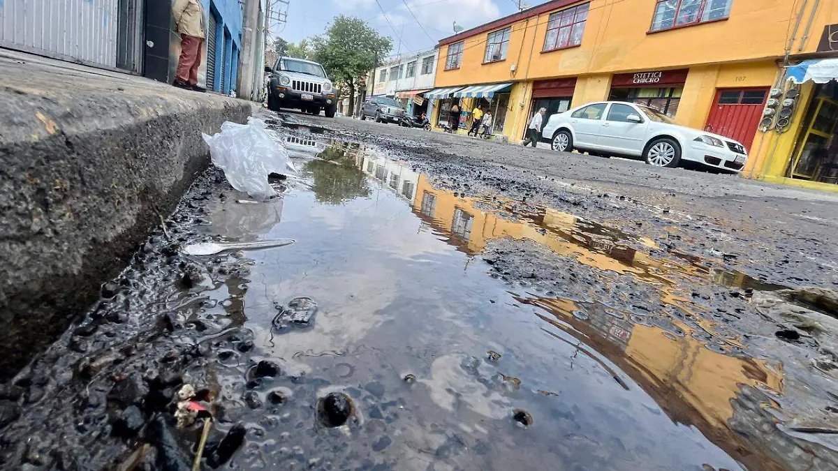 Estado de México – Fuga de agua cumple 20 días sin reparación en Toluca; vecinos piden una solución (El Sol de Toluca)