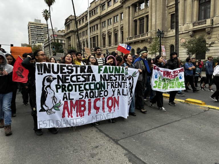 Mundo – Chile: Miles marchan pacíficamente en el Día Mundial del Agua, Kast ordena violento desalojo (Educa Oaxaca)