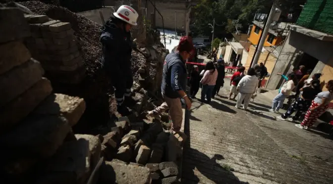 México–Gobierno de CDMX controla escurrimiento de agua en AO; reportan nueve inmuebles afectados (La Jornada)