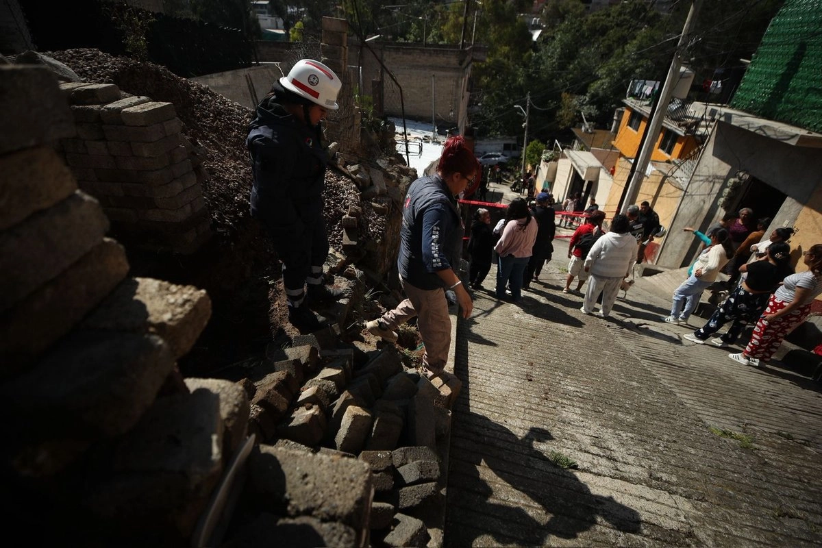 México–Gobierno de CDMX controla escurrimiento de agua en AO; reportan nueve inmuebles afectados (La Jornada)