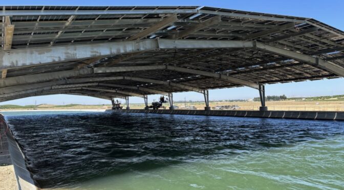 Internacional-La energía solar sobre canales reduce la evaporación del agua un 70% y el crecimiento de algas un 85% (pv magazine)