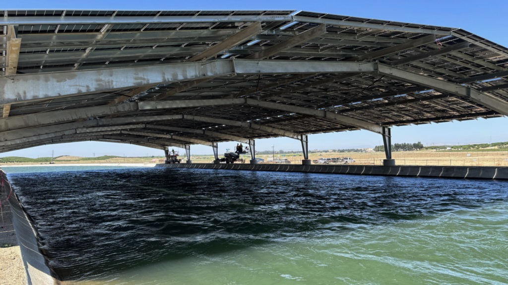 Internacional-La energía solar sobre canales reduce la evaporación del agua un 70% y el crecimiento de algas un 85% (pv magazine)