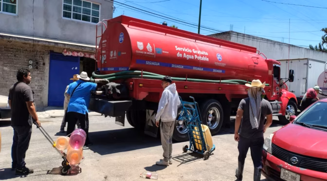 Ciudad de México–Megafuga en Iztapalapa deja a vecinos sin agua tras ruptura de tubería (El Universal)
