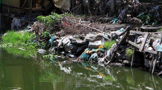 México-Denuncian descarga de agua contaminada en canales de Xochimilco; autoridades lo niegan (UNO TV)