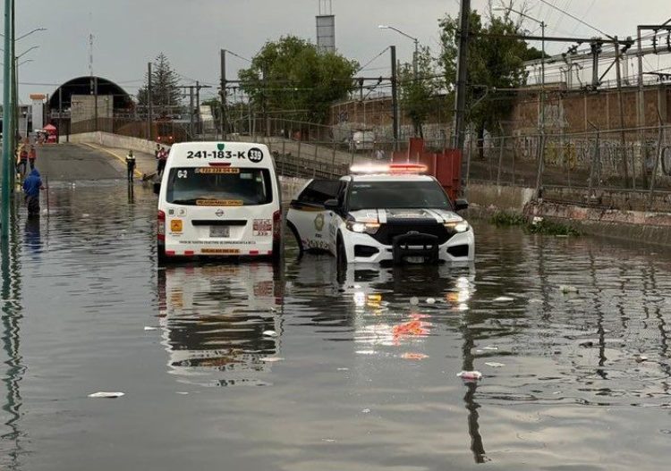 Estado de México – Edomex: agua dentro de casas y autos varados en Los Reyes La Paz (Enfoque Noticias)