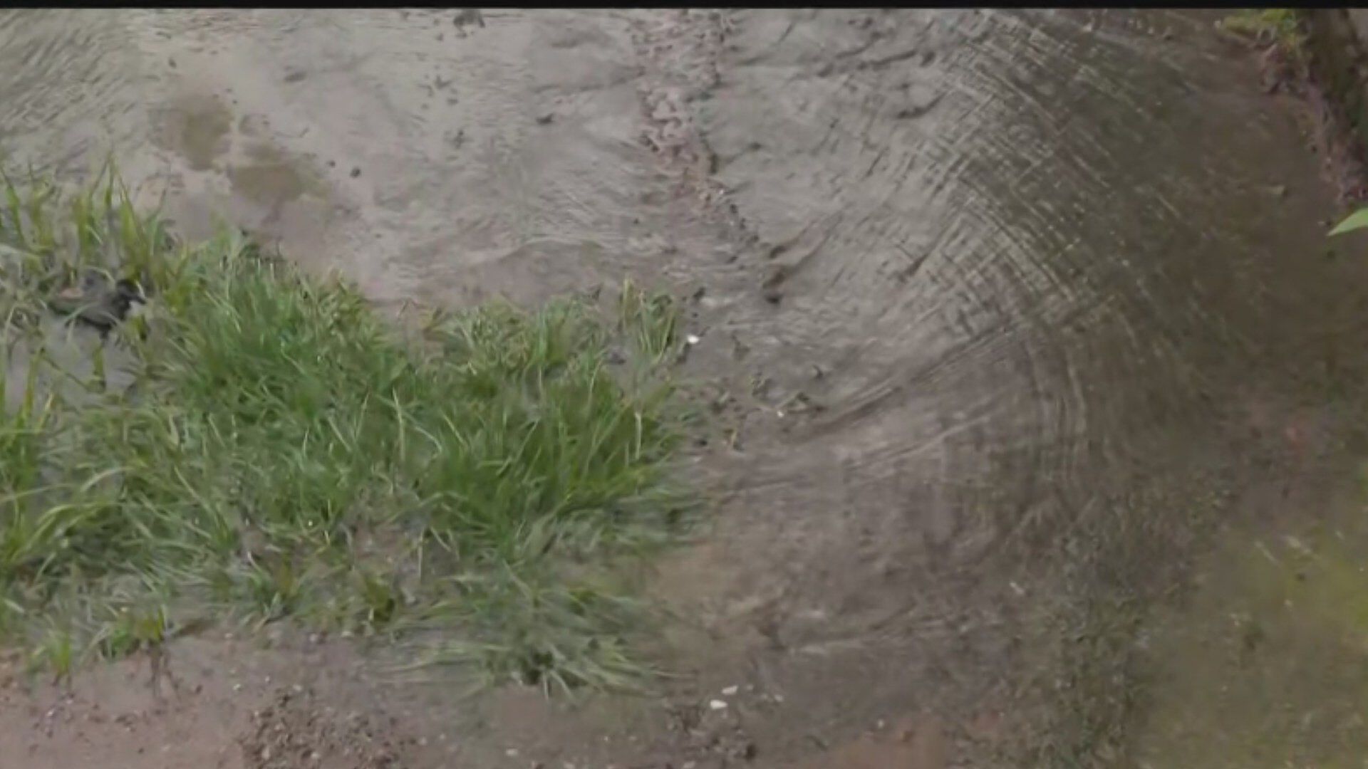 Ciudad de México–Miles de litros de agua se desperdician en Colinas del Sur por fuga en Álvaro Obregón (N+)