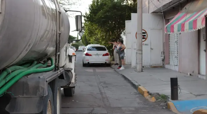 Estado de México–Tras manifestarse por falta de agua, habitantes de tres fraccionamientos reciben apoyo con pipas aunque el problema persiste (El Sol del Centro)