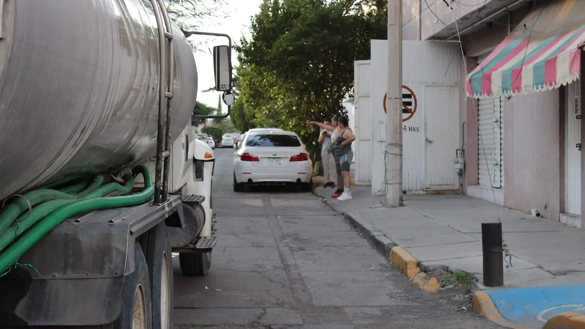 Estado de México–Tras manifestarse por falta de agua, habitantes de tres fraccionamientos reciben apoyo con pipas aunque el problema persiste (El Sol del Centro)