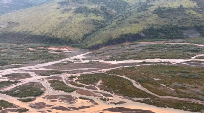 Internacional–Investigan por qué los ríos del Ártico tienen el agua naranja y su impacto en los ecosistemas (Infobae)