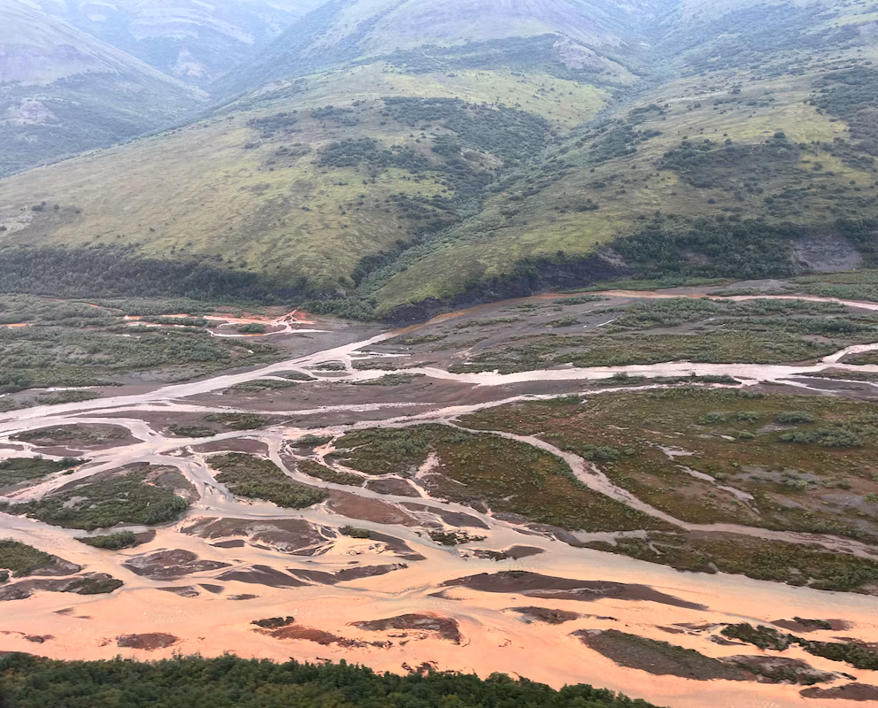 Internacional–Investigan por qué los ríos del Ártico tienen el agua naranja y su impacto en los ecosistemas (Infobae)