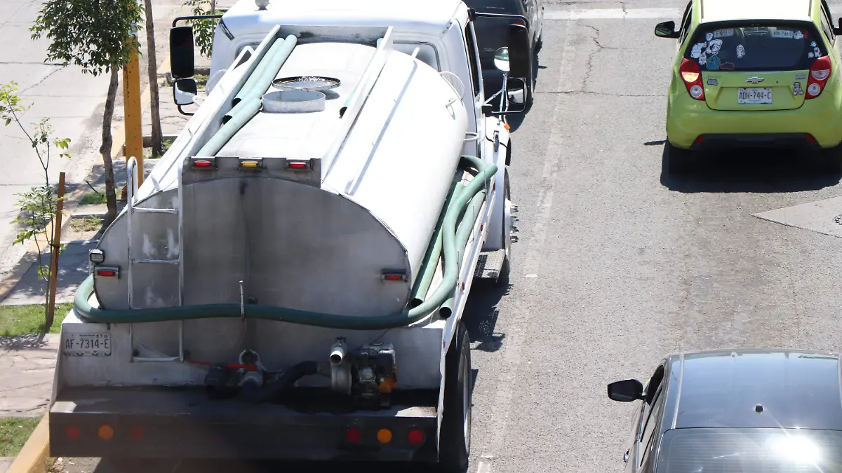 Aguascalientes–Tras manifestación, municipio despliega pipas de agua en colonias afectadas por falla del pozo 83-A (El Sol del Centro)