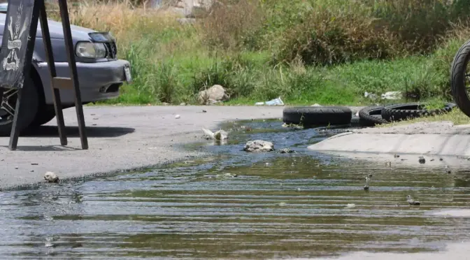 San Luis Potosí – Fuga de agua lleva meses desperdiciando miles de litros en Laureles del Sur (El Sol de San Luis)