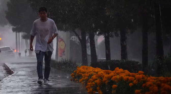Ciudad de México–Lluvias dejan más de 164 millones de m³ de agua y provocan encharcamientos en siete alcaldías (La Crónica)