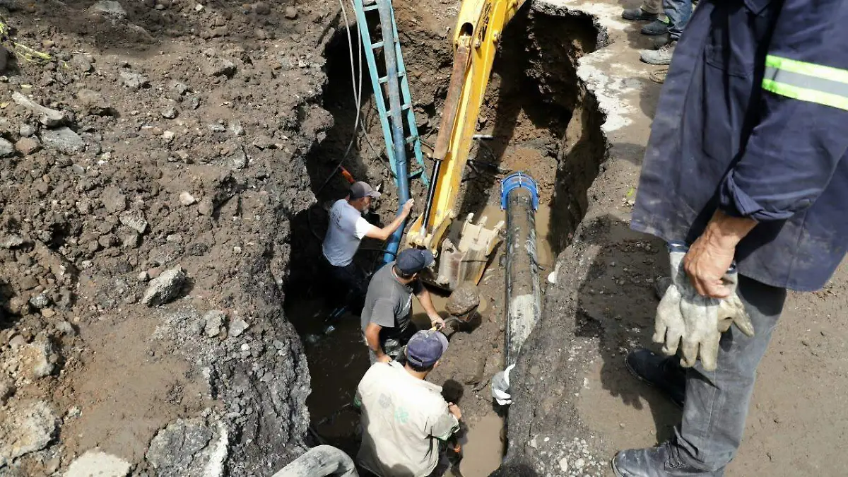 CDMX – SEGIAGUA y alcaldía Benito Juárez reparan socavón y fuga de agua en Ermita Iztapalapa (La Prensa)