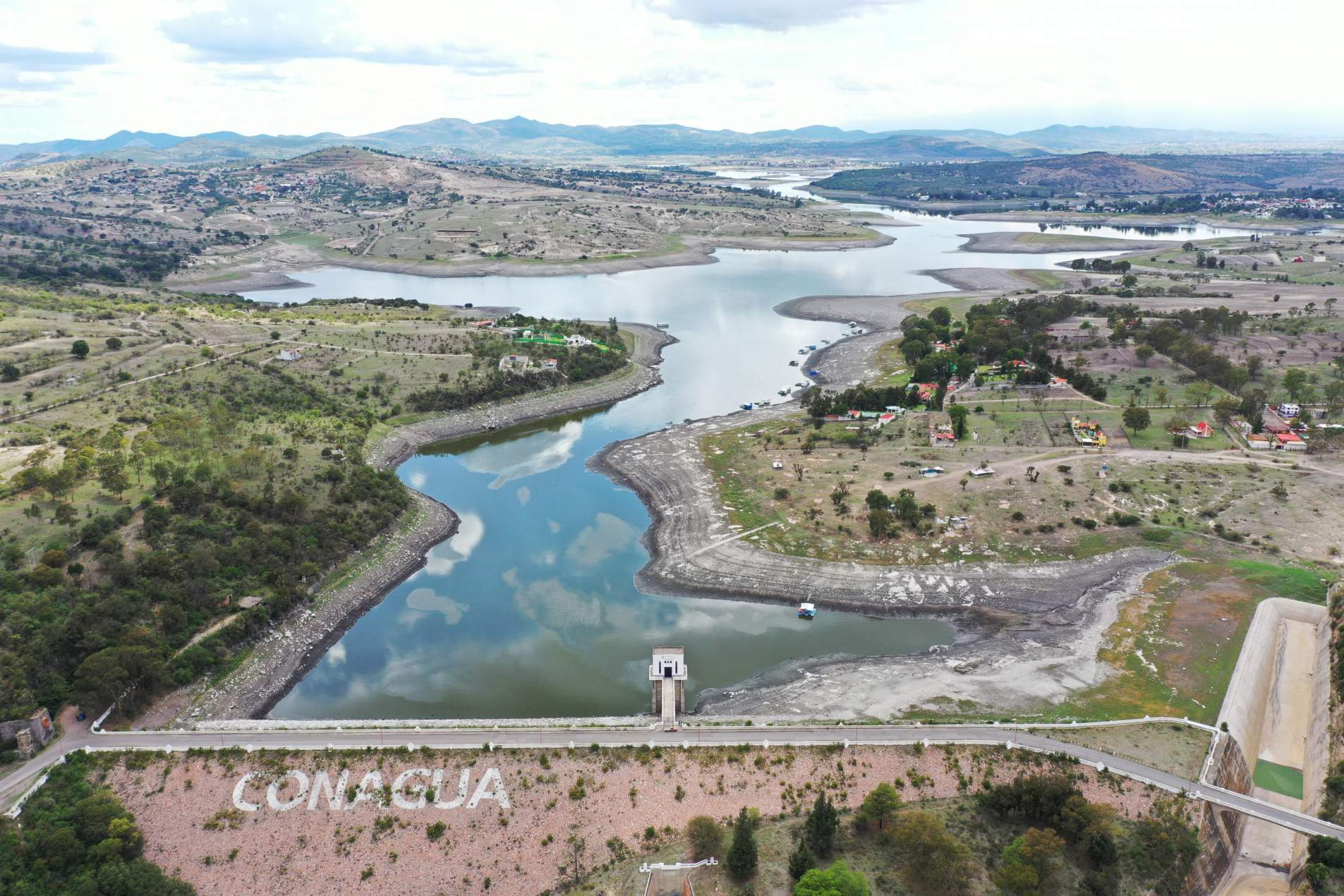 Puebla – Drástico descenso de agua en Valsequillo por fractura en compuertas (La Jornada de Oriente)
