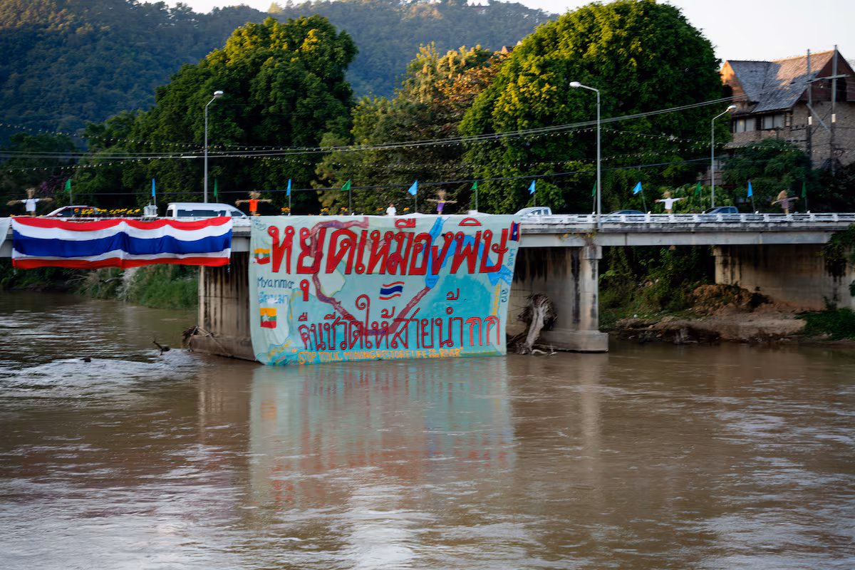 Mundo-Los residuos de la minería descontrolada en Myanmar cruzan la frontera con Tailandia: “El agua ya no puede usarse. Ya no vienen turistas” (El País)