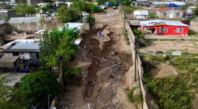 Chihuahua – Cauce natural y concreto roto deviaron agua y provocaron socavón en Alfredo Orta (Norte Digital)