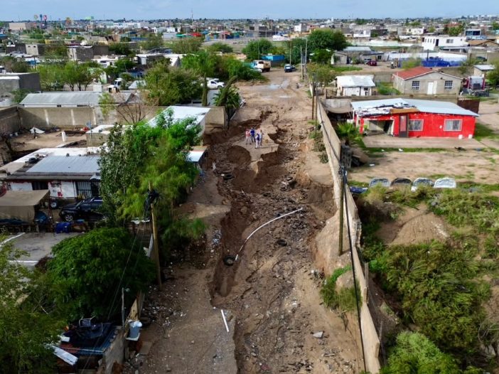 Chihuahua – Cauce natural y concreto roto deviaron agua y provocaron socavón en Alfredo Orta (Norte Digital)