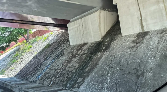 Querétaro – Fuga en Bernardo Quintana deja pérdida de 100 mil litros de agua (Diario de Querétaro)