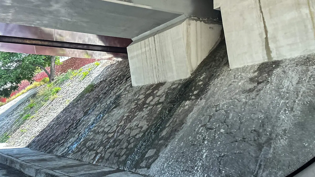 Querétaro – Fuga en Bernardo Quintana deja pérdida de 100 mil litros de agua (Diario de Querétaro)
