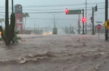 Sonora – Huracán Polo toca tierra en Guaymas y deja calles bajo el agua (SonoraPresente)