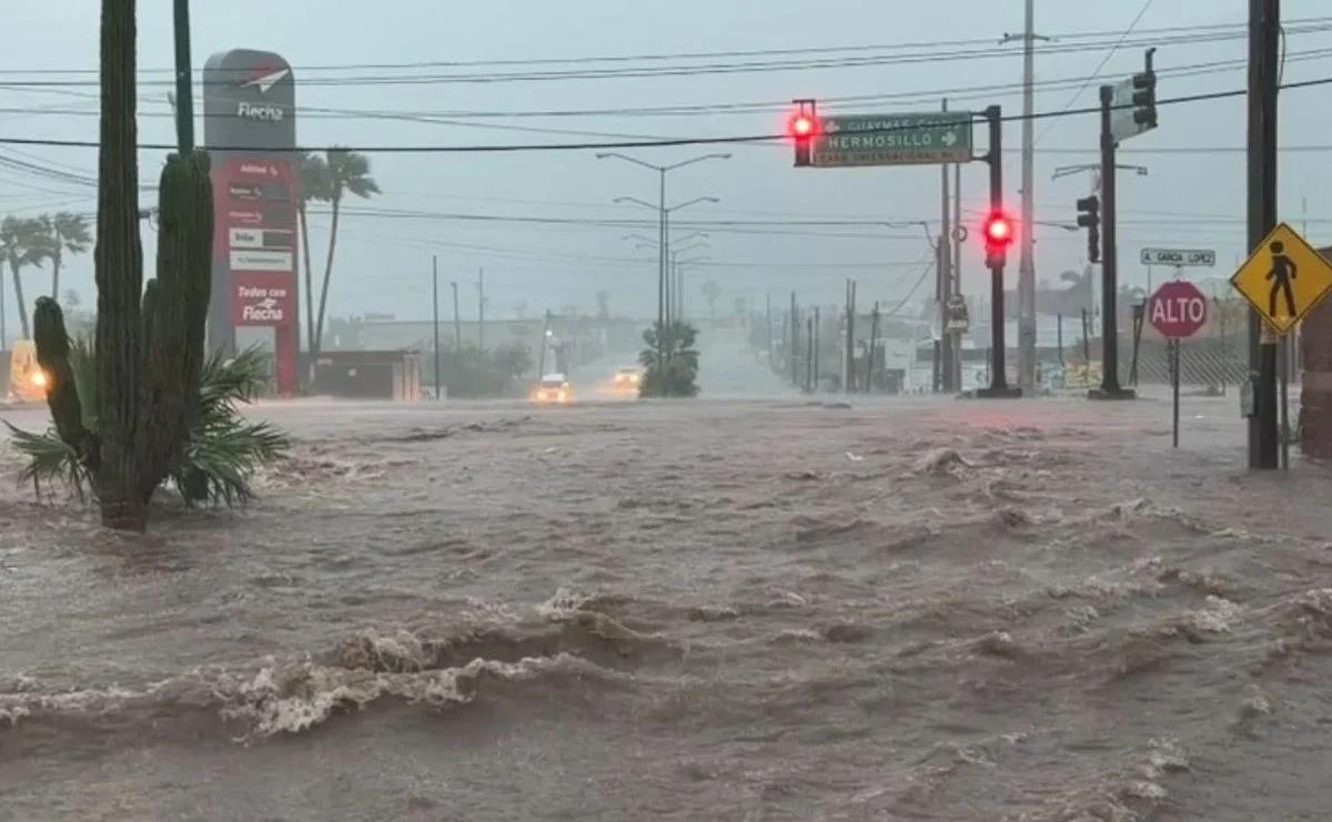 Sonora – Huracán Polo toca tierra en Guaymas y deja calles bajo el agua (SonoraPresente)