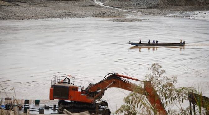 Internacional – Playas muertas y agua contaminada: la minería asedia al río Kaka en territorio indígena Leco (Mongabay Latam)