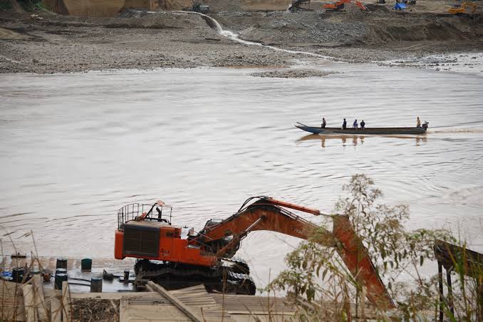 Internacional – Playas muertas y agua contaminada: la minería asedia al río Kaka en territorio indígena Leco (Mongabay Latam)