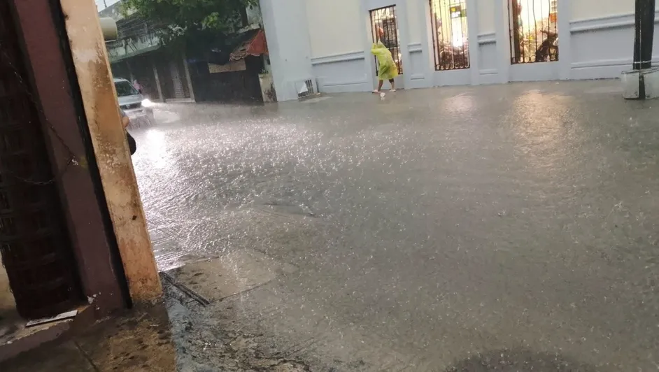 Yucatán – Mérida bajo el agua: tormenta deja calles inundadas, árboles caídos y caos vial (Milenio)