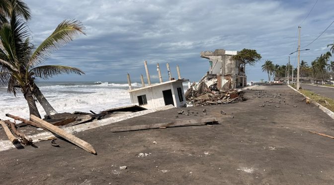 Colima – Tecuanillo, sin luz ni agua; oleaje golpea infraestructura eléctrica (El Comentario)