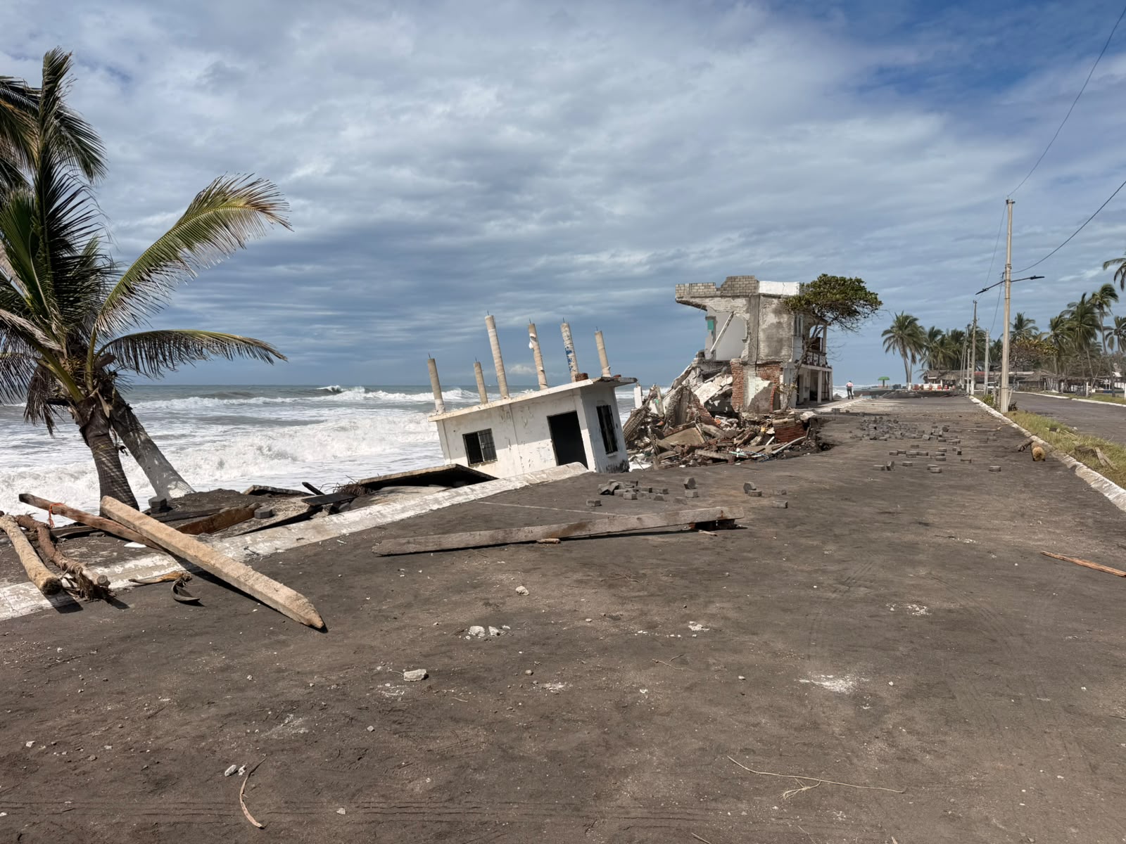 Colima – Tecuanillo, sin luz ni agua; oleaje golpea infraestructura eléctrica (El Comentario)
