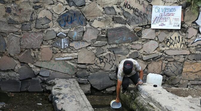 Jalisco – Familias recurren a nacimientos de agua por falta de suministro en Guadalajara (NTR Guadalajara)