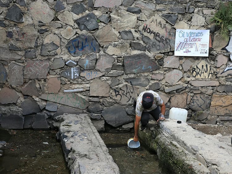 Jalisco – Familias recurren a nacimientos de agua por falta de suministro en Guadalajara (NTR Guadalajara)