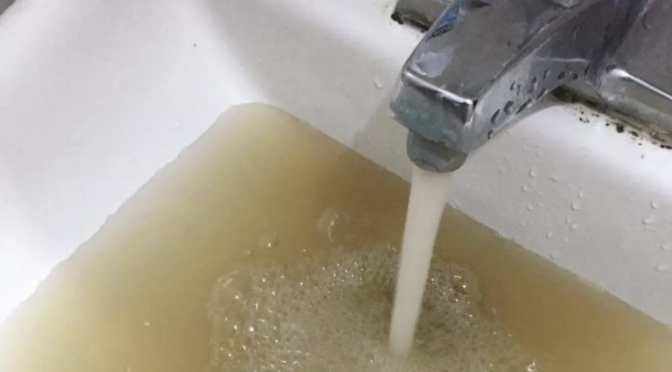 Guadalajara – Vecinos denuncian dermatitis y gastos médicos por agua contaminada en Zapopan (El occidental)