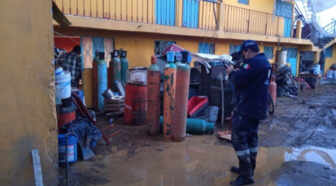 Puebla – Desbordamiento de barrancas inunda Esperanza: agua alcanza negocios y la autopista (La Jornada de Oriente)