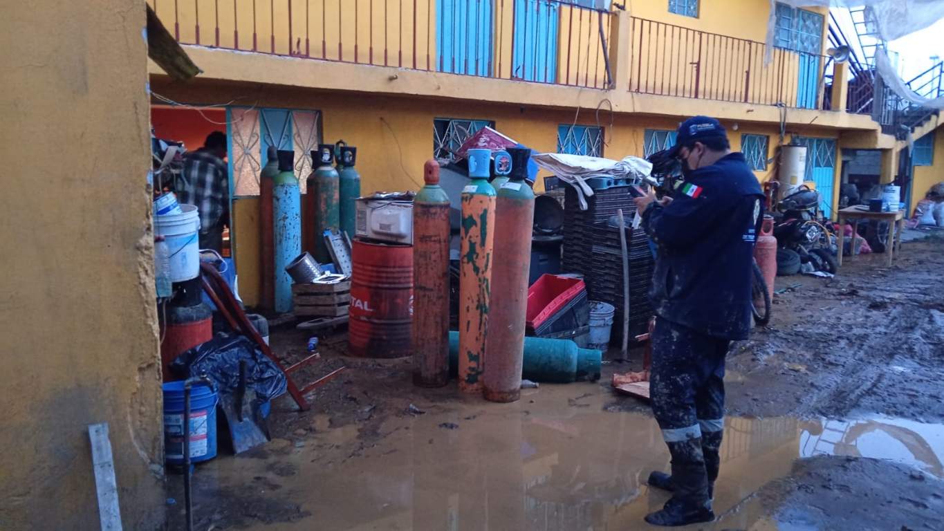 Puebla – Desbordamiento de barrancas inunda Esperanza: agua alcanza negocios y la autopista (La Jornada de Oriente)