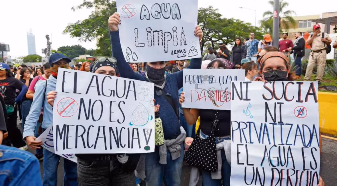 Jalisco-Reprimen la marcha por el agua en Jalisco; gobierno reporta 39 detenidos, familias registran 51 (El Universal)