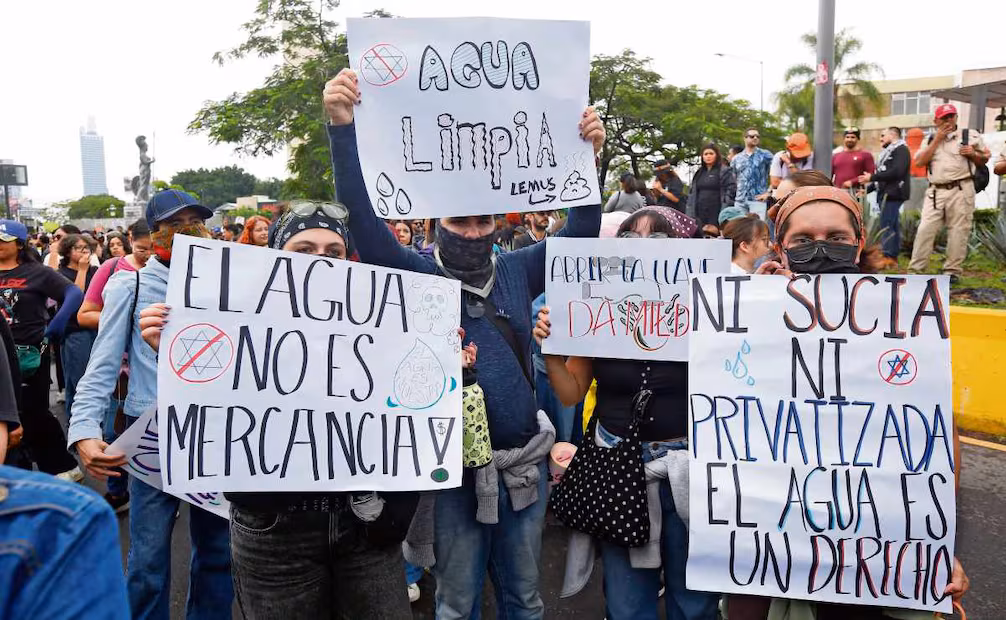 Jalisco-Reprimen la marcha por el agua en Jalisco; gobierno reporta 39 detenidos, familias registran 51 (El Universal)