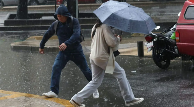 Ciudad de México – En 24 horas, lluvias dejan en CDMX agua suficiente para llenar casi 6 mil albercas olímpicas (El Sol de México)