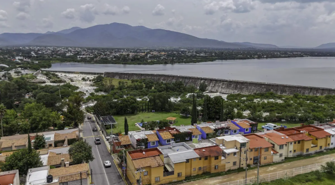 Querétaro – Últimos escurrimientos pluviales elevan nivel de almacenamiento en la Centenario (El Sol de San Juan del Río)