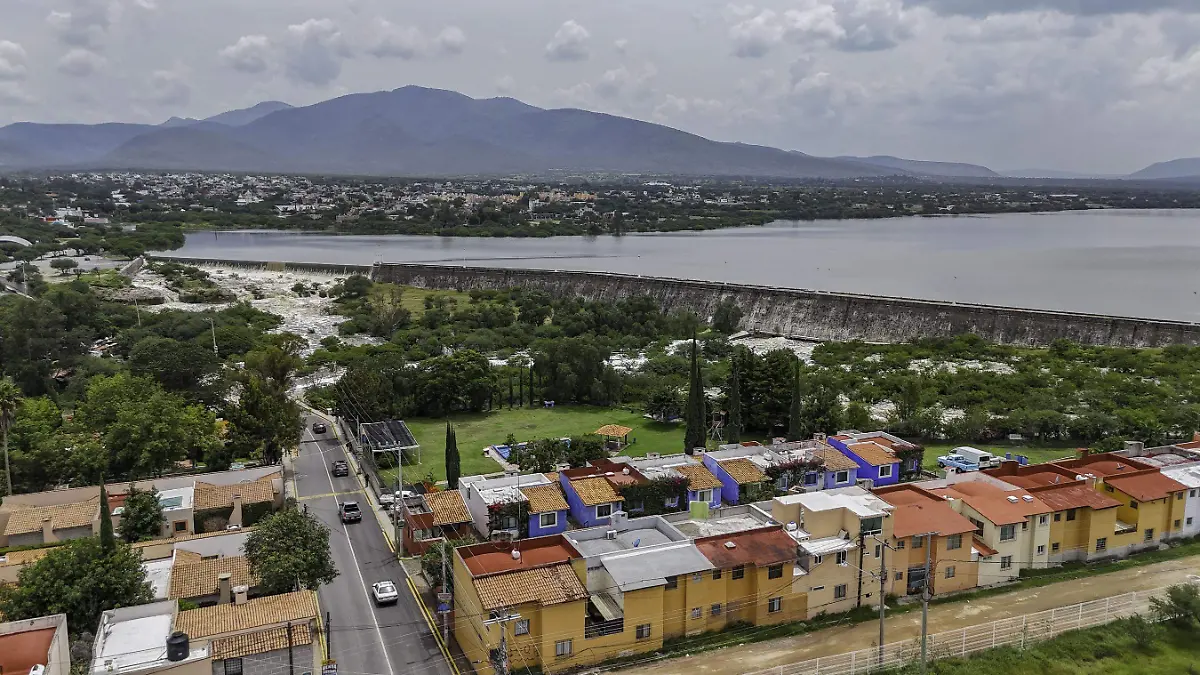 Querétaro – Últimos escurrimientos pluviales elevan nivel de almacenamiento en la Centenario (El Sol de San Juan del Río)