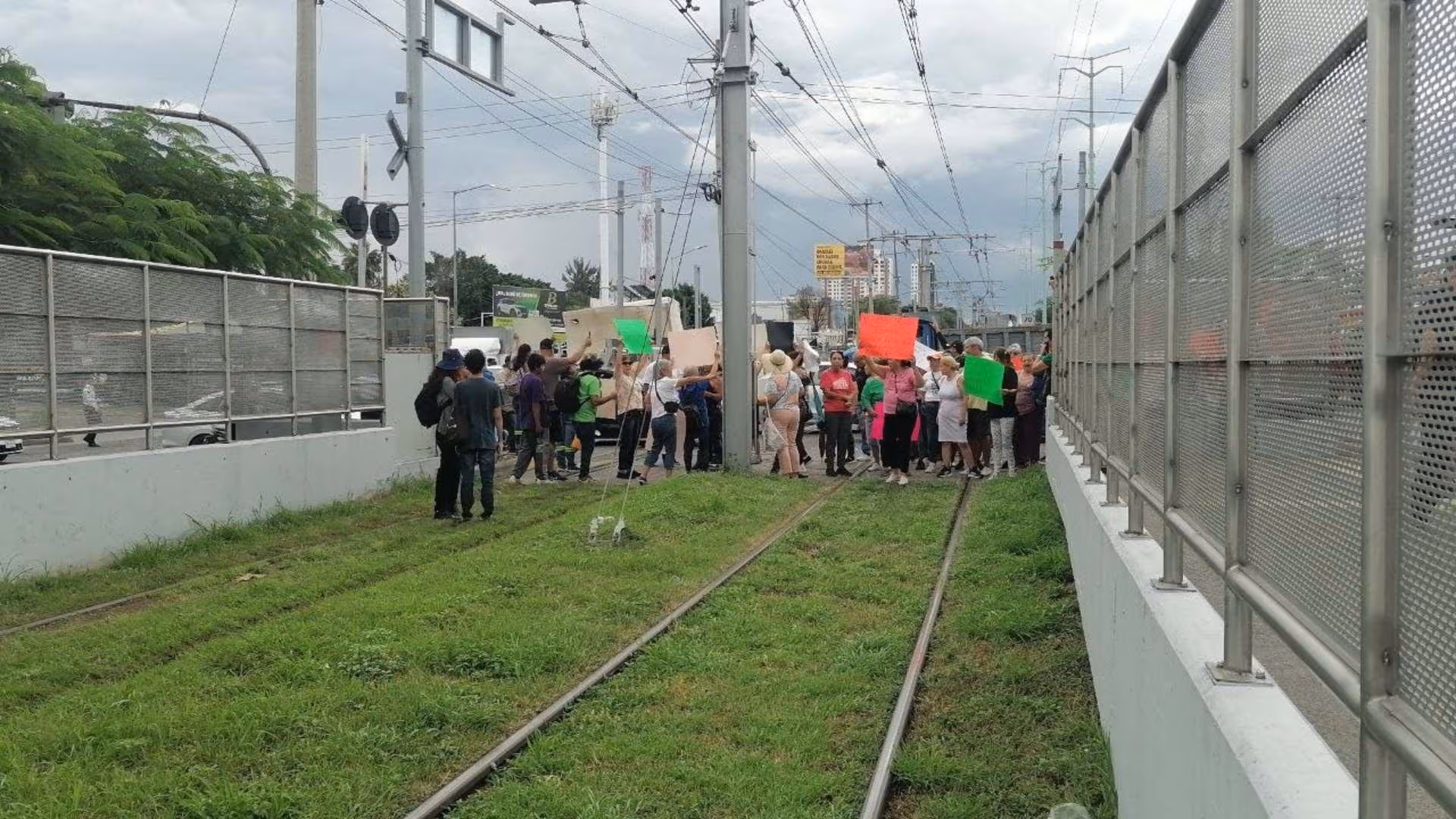 Jalisco – Ciudadanos se manifiestan por la mala calidad del agua en Guadalajara; suspenden la Línea 1 (N+)