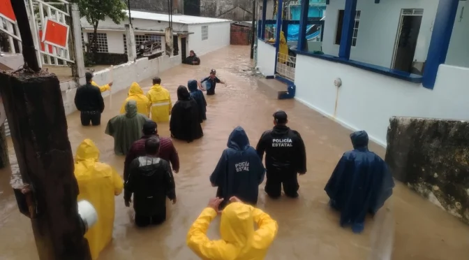 Veracruz – Reportan cuatro fallecidas tras colapso de barda por lluvias en Villa Allende, Veracruz (La Jornada)