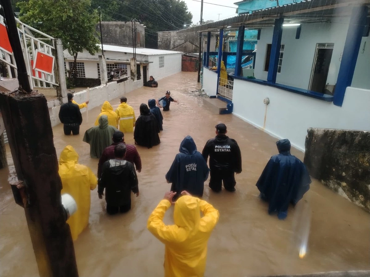 Veracruz – Reportan cuatro fallecidas tras colapso de barda por lluvias en Villa Allende, Veracruz (La Jornada)